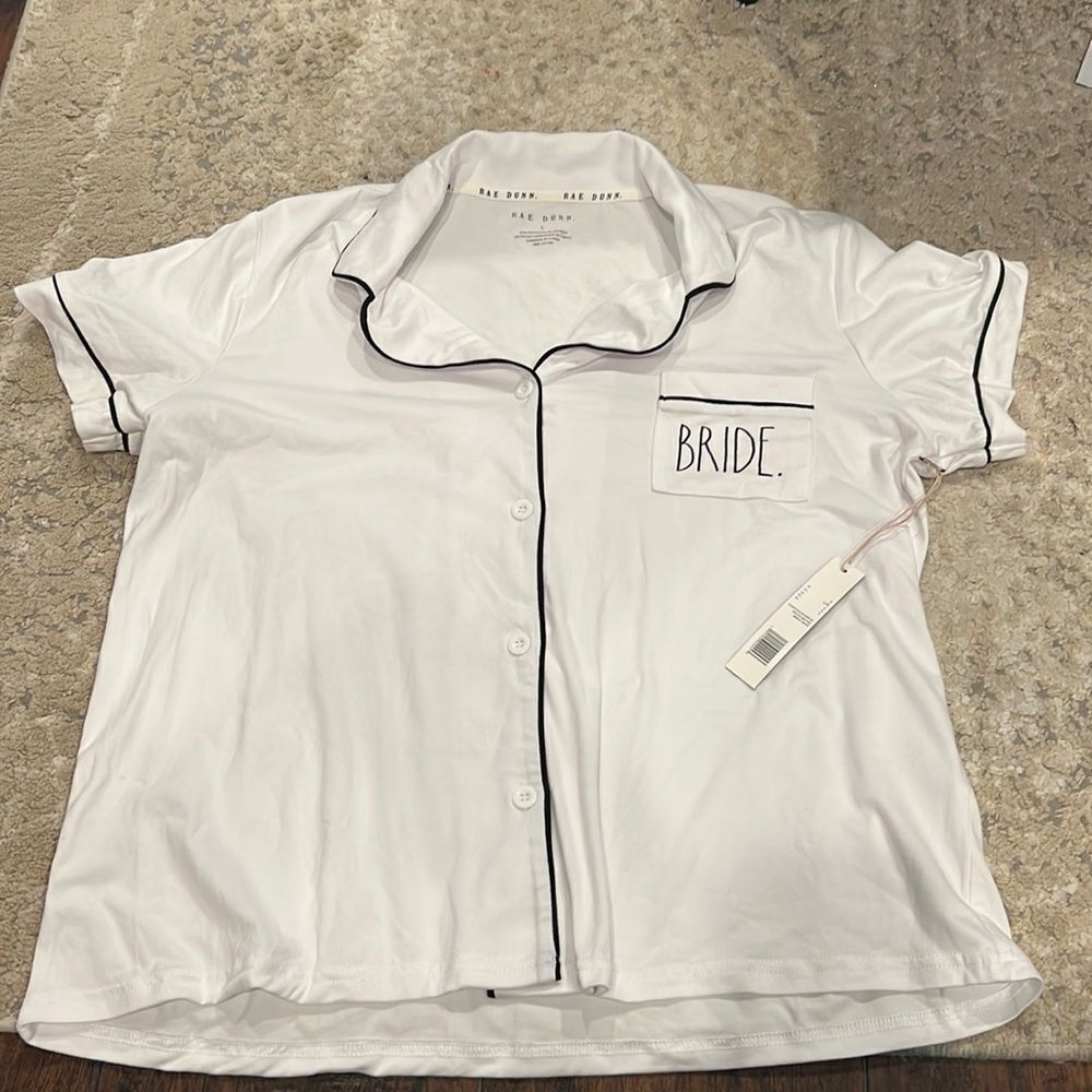 New Rae Dunn pj top
Bride button down pocket top
Wedding
Marriage
Size L NWT‎